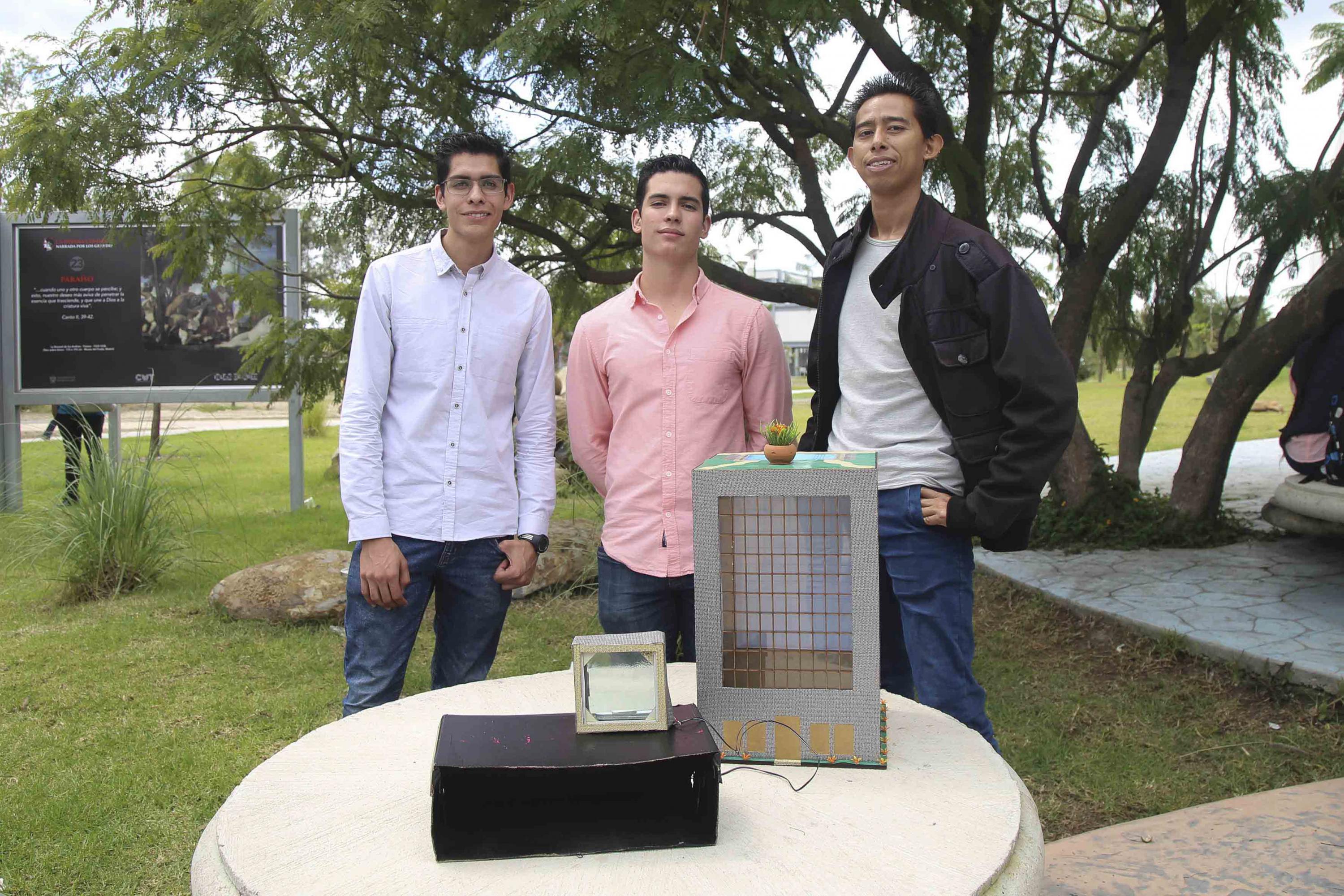 Desarrollan alumnos del CUTonalá concentrador solar para generar energía eléctrica