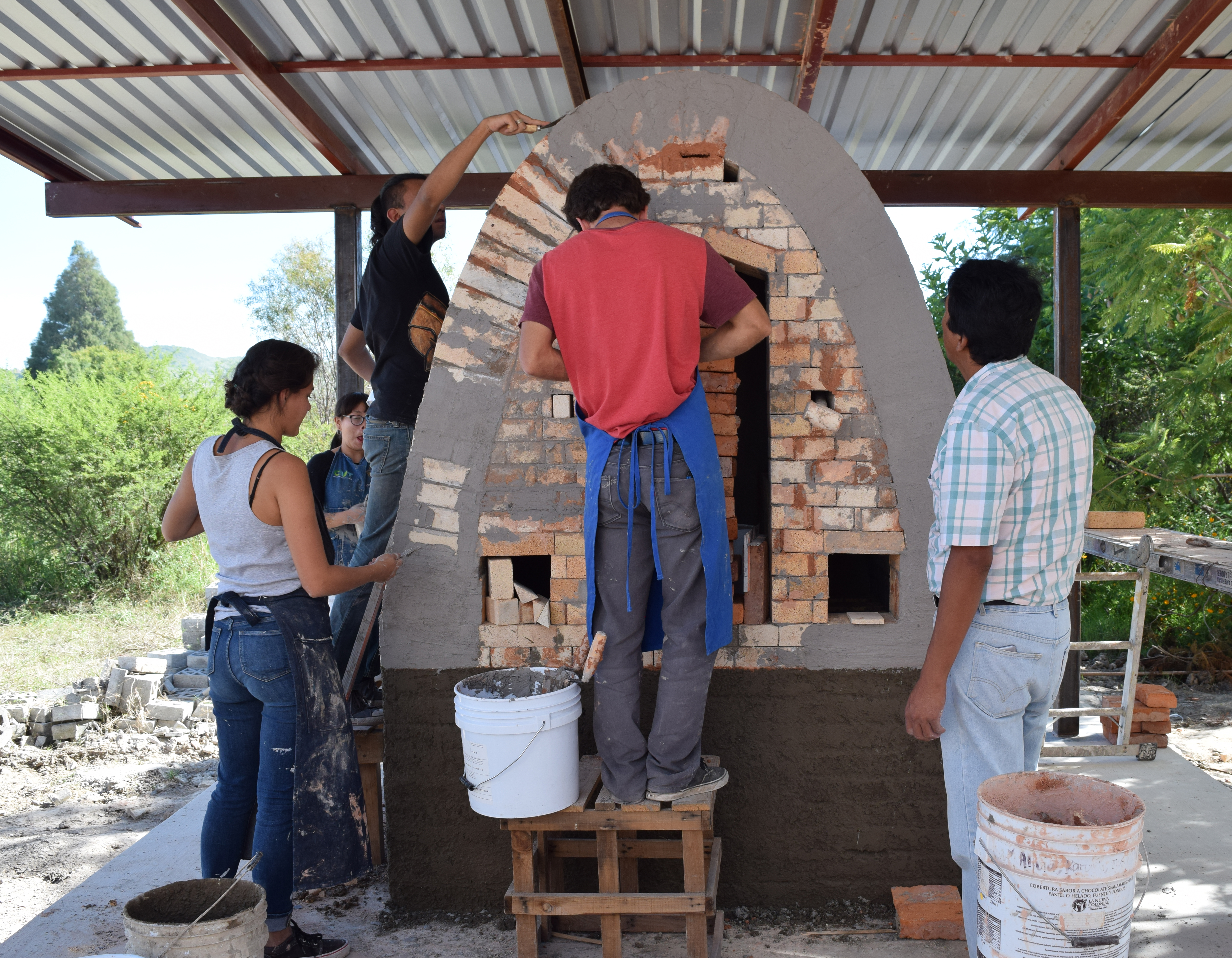 Construyen horno de leña sin humo en el Centro Universitario Tonalá.