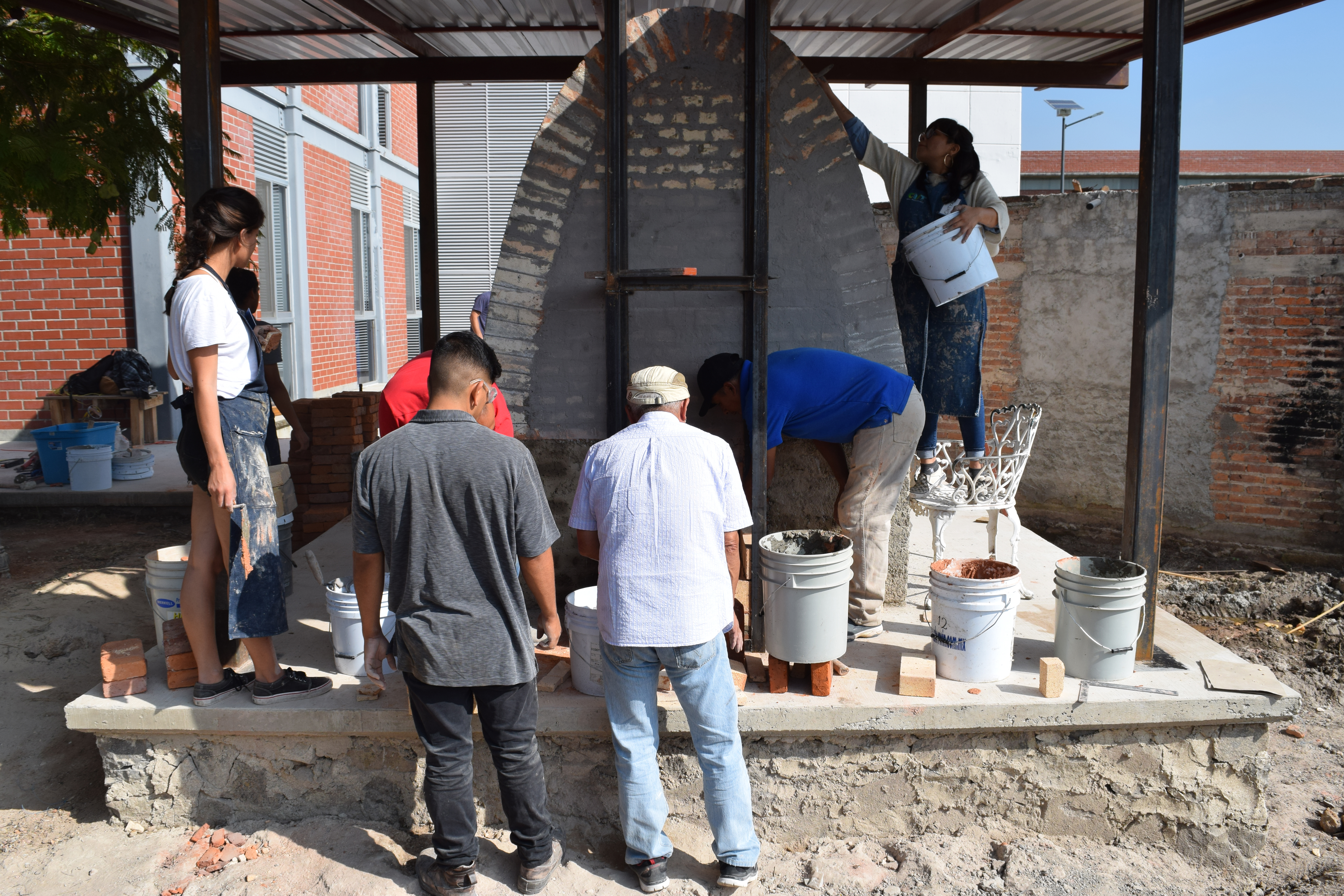 Construyen horno de leña sin humo en el Centro Universitario Tonalá.