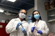 En la foto se muestra a investigadoras del CUT con el material que ayuda a remover contaminantes del agua. 