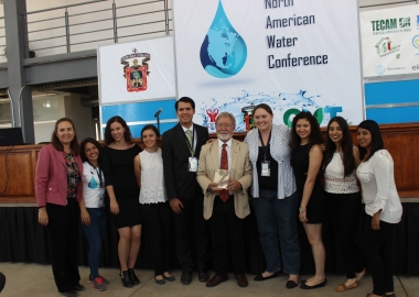 Dr. Carlos Gay con asistentes del congreso