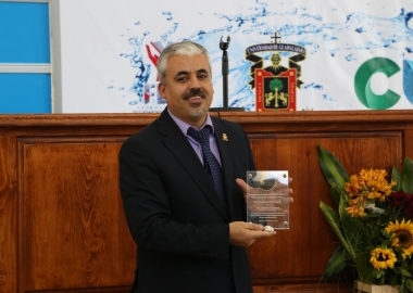 Dr. Nashaat Nassar con su reconocimiento