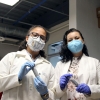 En la foto se muestra a investigadoras del CUT con el material que ayuda a remover contaminantes del agua. 